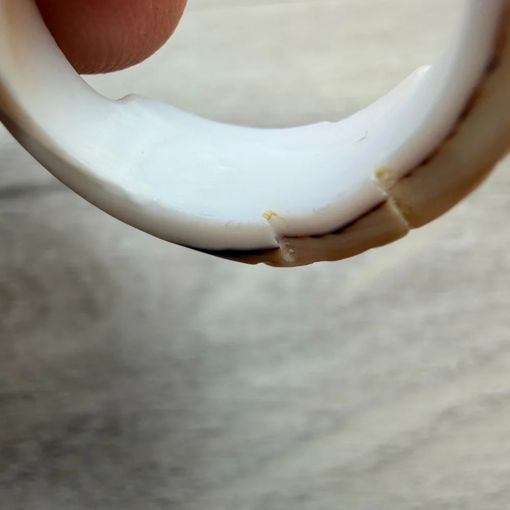 Carved Feather Ring in Peach‎ and Cream